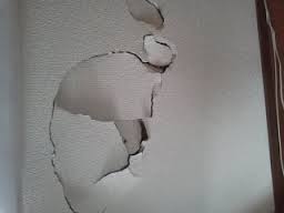 部屋に穴を空けてしまった！！アパートの壁の穴の修繕費用はいくらかかる？