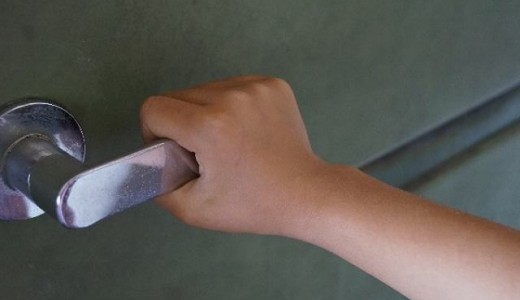 一人暮らしで大家が勝手に部屋の鍵を開けて侵入するのは罪にならないの？